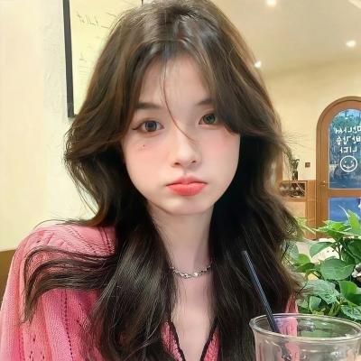 濠河边上的女人